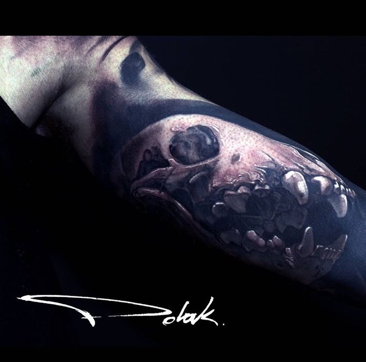 Tatuaje dark craneo Tatuador Piotr Polak