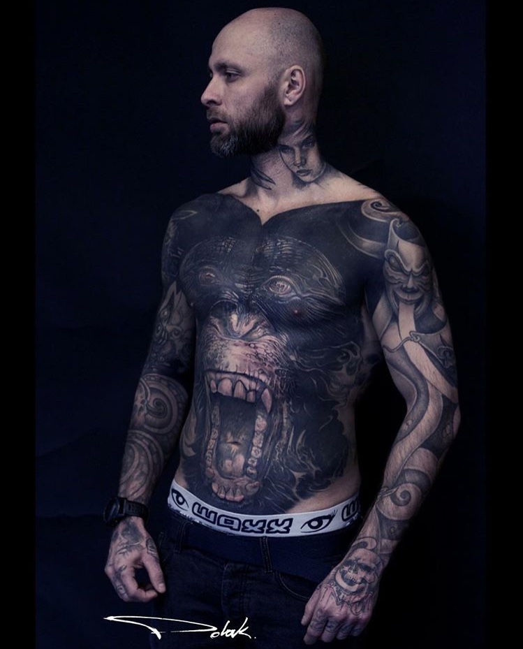 Tatuaje dark mono Tatuador Piotr Polak